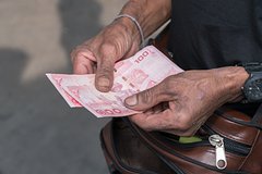 В Таиланде начали раздавать деньги населению В Таиланде начали раздавать деньги населению