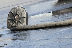 Двор в российском городе затопило фекалиями Двор в российском городе затопило фекалиями