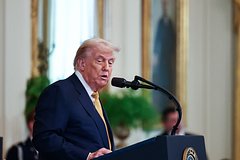 Трамп объявил о заключении &laquo;возможно крупнейшей&raquo; торговой сделки