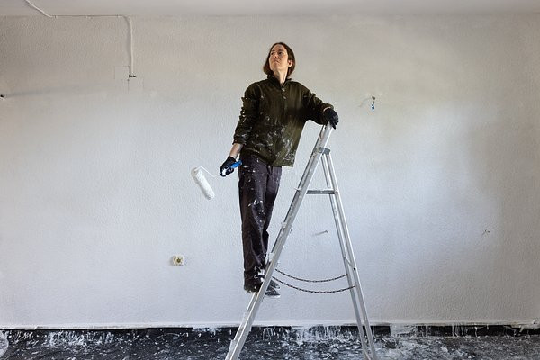 &laquo;В щели были напиханы тряпки, бумага и картон&raquo; Почти все квартиры в российских новостройках &mdash; с дефектами. Почему?
