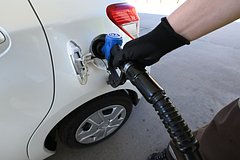 Цены на бензин упали в 23 регионах России Цены на бензин упали в 23 регионах России