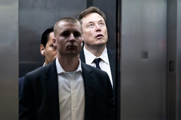 &laquo;Мы серьезные люди, делающие серьезное дело&raquo; В какое будущее ведут планету Маск и лидеры ИИ-революции, спорящие о &laquo;Терминаторе&raquo;?