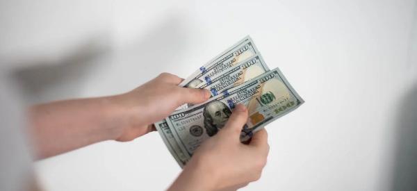 Официальный курс доллара поднялся до 80: какие &laquo;сюрпризы&raquo; приготовил август для рубля?