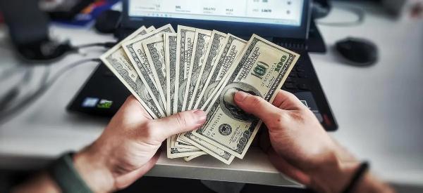 Что делать с долларами в августе 2026: копить или продавать Что делать с долларами в августе 2026: копить или продавать