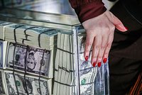 У россиян за рубежом все чаще отказываются принимать старые доллары. На что их обменять и в чем лучше хранить сбережения? У россиян за рубежом все чаще отказываются принимать старые доллары. На что их обменять и в чем лучше хранить сбережения?